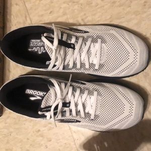 Brooks men’s size 11 white/gray mesh black bottoms Revel 6’s running shoes